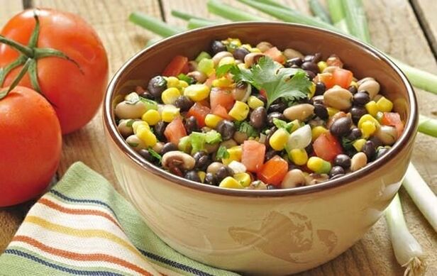 La ensalada de verduras dietéticas se puede incluir en el menú al perder peso con una nutrición adecuada