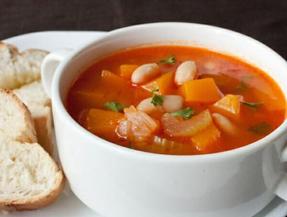 La sopa de apio es un plato fuerte en la dieta de una dieta saludable para adelgazar. 