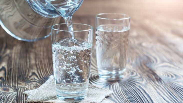 un vaso de agua para una dieta limpia
