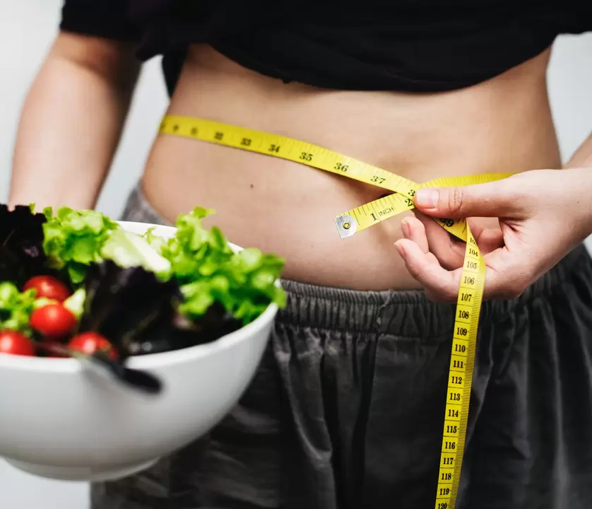 medición de la cintura durante la pérdida de peso durante un mes