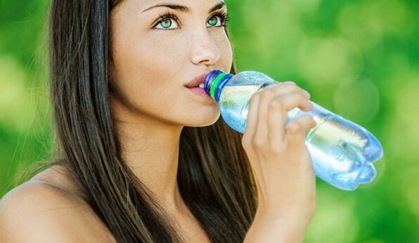 Para perder peso de forma eficaz, es necesario beber mucha agua. 